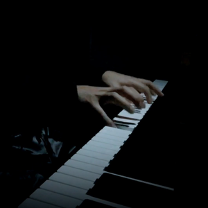 胸⋯啊⋯嗯～丝袜下面出水了动漫
